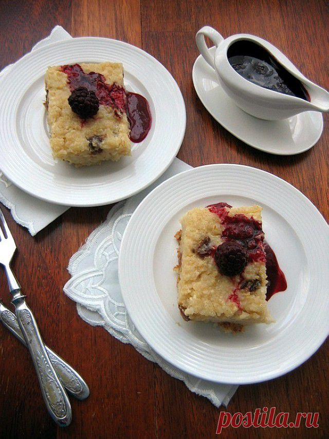 Крупеник с соусом из черной смородины и ежевики