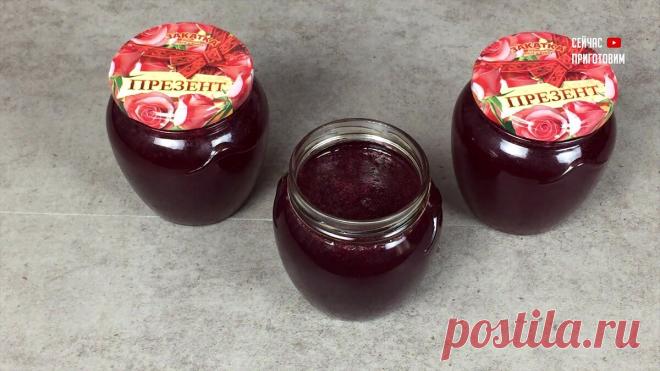 Уже 20 лет так готовлю желе из красной смородины на зиму (свекровь научила) и банки храню в шкафу  😊 И дети, и внуки очень любят.
Можно использовать и для начинки пирогов.
И в качестве украшения для тортов.
Ингредиенты:
Красная смородина — 1 кг Сахар — 400 г Вода — 250 мл
Приготовление:
Сахар залить водой и довести до кипения.
Варить сироп на среднем огне до полного растворения сахара.
Добавить красную смородину.
Довести