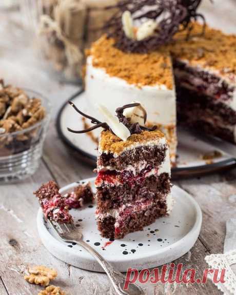 ⠀
ТОРТ "ВАЦЛАВСКИЙ"
⠀
⠀
ИНГРЕДИЕНТЫ:
⠀
Для бисквита:
Яйца - 4 шт.
Мука - 90 гр.
Крахмал - 20 гр.
Какао-порошок - 25 гр.
Сахар - 125 гр.
Разрыхлитель - 7 гр.
⠀
Для крема:
Молоко - 130 гр.
Сахар - 130 гр.
Крахмал - 20 гр.
Сливочное масло - 300 гр.
Коньяк - 1 ст.л.
Ванильный экстракт
⠀
Для грильяжной крошки
Орехи - 40 гр.
Сахар - 90 гр.
⠀
Для вишнёвой прослойки:
Вишня - 200 гр.
Сахар - 30 гр.
Крахмал - 12 гр.
Цедра половины - 0.5 ч.л.
Вода - 30 гр.
⠀
ПРИГОТОВЛЕНИЕ:
1)Приготов...