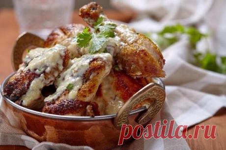 Замечательное чкмерули — курица в молочно-чесночном соусе
Потребуется:
молодая курица или цыплёнок 1 шт. (1200 грамм);
чеснок 1 головка;
молоко 250 мл.;
сливочное масло 50 грамм;
растительное масло 4-5 ст.ложек;
специи (уцхо-сунели, паприка, аджика, кориандр, грузинские специи на выбор) по вкусу;
соль, черный перец по вкусу.
Приготовление:
Курицу помыть, обрезать всё лишнее, распластать вдоль хребта и аккуратно отбить молоточком.
Со всех сторон намазать курицу специями и солью и оставить на