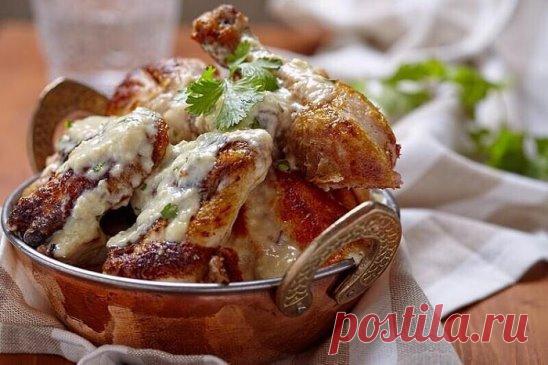 Замечательное чкмерули — курица в молочно-чесночном соусе
Потребуется:
молодая курица или цыплёнок 1 шт. (1200 грамм);
чеснок 1 головка;
молоко 250 мл.;
сливочное масло 50 грамм;
растительное масло 4-5 ст.ложек;
специи (уцхо-сунели, паприка, аджика, кориандр, грузинские специи на выбор) по вкусу;
соль, черный перец по вкусу.
Приготовление:
Курицу помыть, обрезать всё лишнее, распластать вдоль хребта и аккуратно отбить молоточком.
Со всех сторон намазать курицу специями и солью и оставить на