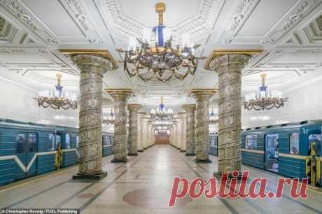 Самые красивые станции советского метро Канадский фотограф Кристофер Хервиг потратил несколько лет на то, чтобы собрать материал для своей книги «Станции советского метро». Он описывает их как «волнующее сочетание пропаганды, искусства и ди...