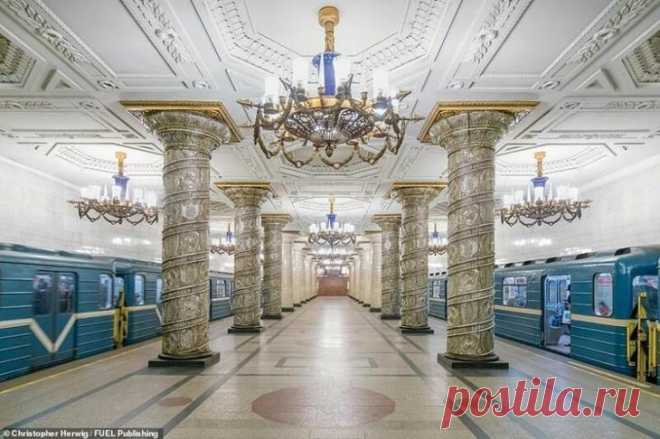 Самые красивые станции советского метро Канадский фотограф Кристофер Хервиг потратил несколько лет на то, чтобы собрать материал для своей книги «Станции советского метро». Он описывает их как «волнующее сочетание пропаганды, искусства и ди...