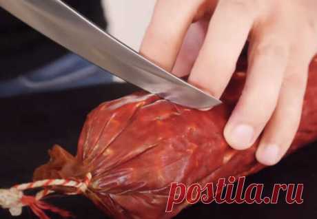 Московская колбаса из полкило говядины: готовим по советскому ГОСТу - Steak Lovers - медиаплатформа МирТесен Многие помнят вкус великолепной московской варено-копченой колбасы еще советских времен. Приготовим точно такую же на обычной кухне из говядины: рецепт в точности повторяет ГОСТ 1986 года. Ингредиенты: Говядина нежирная 500 граммов Шпиг хребтовый 200 граммов Соль поваренная 10 граммов Соль