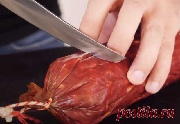 Московская колбаса из полкило говядины: готовим по советскому ГОСТу - Steak Lovers - медиаплатформа МирТесен Многие помнят вкус великолепной московской варено-копченой колбасы еще советских времен. Приготовим точно такую же на обычной кухне из говядины: рецепт в точности повторяет ГОСТ 1986 года. Ингредиенты: Говядина нежирная 500 граммов Шпиг хребтовый 200 граммов Соль поваренная 10 граммов Соль