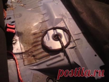 Лючок для доступа к бензонасосу из салона. (Р) (с. 5) / Ford Focus 1 — FFClub