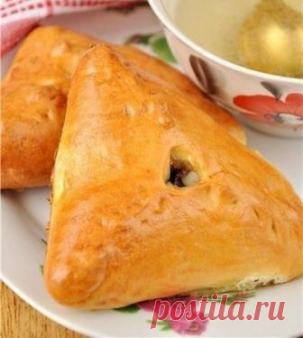 Эчпочмак (треугольные пироги с картошкой и мясом) 

Ингредиенты: 
Тесто: 
-Мука – 850 гр., 
-Молоко – 500 мл., 
-Яйца – 2 шт., 
-Дрожжи (сухие) – 5 гр., 
-Масло сливочное – 70 гр., 
-Масло подсолнечное – 1 ст.л., 
-Соль – 1 ч.л., 
-Сахар – 1 ст.л. 
Начинка: 
-Говядина – 800 гр., 
-Картошка (крупная) – 6 шт., 
-Лук репчатый – 4-5 шт., 
-Соль, перец – по вкусу, 
-Бульон говяжий – 0,5 л. 
-Яйцо для смазывания изделия - 1 шт. 

Приготовление: 
В тёплом молоке развести дрожжи, ...