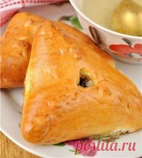 Эчпочмак (треугольные пироги с картошкой и мясом) 

Ингредиенты: 
Тесто: 
-Мука – 850 гр., 
-Молоко – 500 мл., 
-Яйца – 2 шт., 
-Дрожжи (сухие) – 5 гр., 
-Масло сливочное – 70 гр., 
-Масло подсолнечное – 1 ст.л., 
-Соль – 1 ч.л., 
-Сахар – 1 ст.л. 
Начинка: 
-Говядина – 800 гр., 
-Картошка (крупная) – 6 шт., 
-Лук репчатый – 4-5 шт., 
-Соль, перец – по вкусу, 
-Бульон говяжий – 0,5 л. 
-Яйцо для смазывания изделия - 1 шт. 

Приготовление: 
В тёплом молоке развести дрожжи, ...