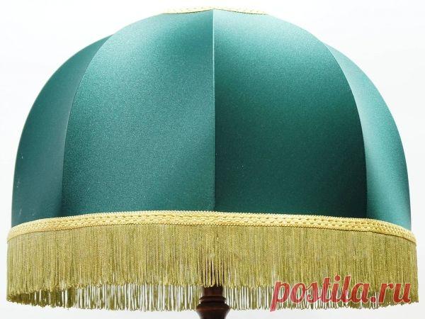 Купить зеленый абажур с бахромой для торшера.