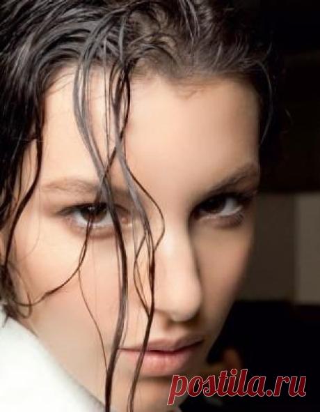 Прически с эффектом мокрых волос буквально заполонили подиумы: Chanel, Etro, Prada, Alberta Ferretti, Derek Lam / Путь моды