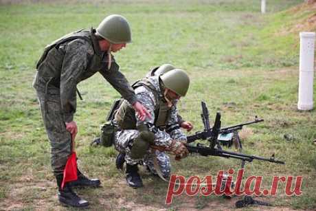 Депутаты объяснили цель военных сборов. Члены комитета Госдумы по обороне Евгений Лебедев и Виктор Соболев объяснили цель военных сборов. По словам Лебедева, военные сборы с 1990-х годов были несистемными, из-за чего служившие в армии и имеющие военно-учетную специальность граждане утратили свои навыки. «Поэтому решено возобновить эти сборы», — пояснил он.