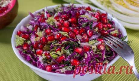 Они не только полезны но и красиво выглядят. Невероятно вкусные салаты без майонеза. Салат «Курица + гранат» Ингредиенты: 2 отваренных куриных окорочка 1 спелый гранат 1 ст. л. сока лимона пучок петрушки 2 луковиц соль, перец, растительное масло Приготовление: Куриное мясо нарезать кусочками или порвать руками. Лук нарезать полукольцами и обжарить на растительном масле. Гранат почистить и разобрать на зернышки. Петрушку мелко нарезать. Соединить все ингредиенты в глубоком ...