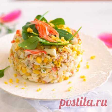 Салат из крабовых палочек с кукурузой - Ваши любимые рецепты - медиаплатформа МирТесен Красивый, нежный, легкий и очень вкусный крабовый салат без крабов! Крабовые палочки задают основной вкус салату, яйца и сыр делают его более нежным, кукуруза придает сочность, а чесночек пикантность.Обязательно попробуйте! ИНГРЕДИЕНТЫ крабовые палочки 300-400 г яйца (сваренные вкрутую)...