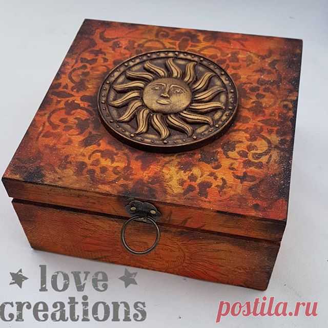 Teachers gifts
.
.
.
.
.
.
#mixedmedia #keepsake #teachersgifts #endofschool #thankyouteacher #mixedmediaartist #woodenbox #decoartmedia #decoart #fluidacrylics #metalliclustre #gildingwax #decoupage