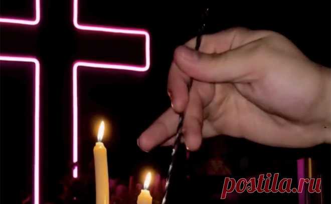 Владелицу бара в Петербурге наказали за розовый крест и название коктейля. Символом бара был неоновый крест, в названиях коктейля использовались образы христианства, а не стене нарисовали Джуда Лоу из сериала «Молодой Папа». Дело завели после визита активистов, они пригрозили бармену оказаться в Чечне