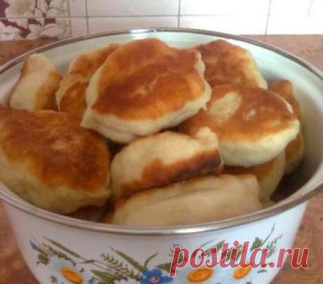 Пирожки "Вкуснотища без хлопот" 

Пирожки получаются мягки, вкусные и не черствеют 2-3 дня (если конечно доживут:)) Тесто готовиться за 5 минут и сразу лепятся пирожки, не нужно ждать пока оно поднимется. 

Сохраните на стену чтобы не потерять;)

Ингредиенты:
- вода - 1 стак.
- дрожжи (прессованные) - 50 гр. 
- сахар - 1 ст. л.
- соль - 1 ч. л. 
- масло подсолнечное - 3 ст. л. 
- мука пшеничная - 4 стак. 
- вода (кипяток) - 1 стак. 
- начинка - по вкусу

Приготовление:
1. ...