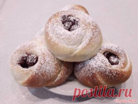 Булочки с вишнями...  которые не доживают до обеда:))) Автор рецепта Светлана Глебова. По мнению мужа Светланы, такие булочки не доживут до обеда, они вкуснее даже любых пончиков!