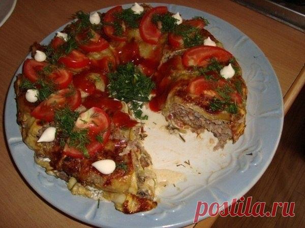 Вкусная кабачковая запеканка

Приготовление:

Отварить рис- 3 столовых ложки, смешать с 500гр. фарша. Посолить, поперчить.

Грибы 300гр порезать небольшими дольками, лук полукольцами. Обжарить на растительном масле

Кабачок очистить от кожуры, нарезать вдоль тонкими (чем тоньше, тем лучше) ломтиками 3мм,слегка присолить. Я не чистила кожуру, пока она еще мягкая.

Форму для кекса смазать растительным маслом, уложить кабачки, так чтобы края кабачков свисали. У меня нет такой...