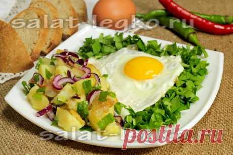 Дачный салат с яйцом, картофелем и шкварками