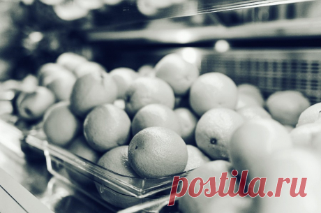 Сколько калорий содержат мандарины? Пищевая ценность и свойства мандаринов Мандарины содержат ок. 45 ккал на 100 г, а один очищенный мандарин содержит ок. 29 ккал. Это цитрусовые, в которых много витамина С, калия и провитамина А. Свойства мандаринов делают его хорошим фруктом для снижения веса, хотя у некоторых людей может быть аллергия на них. Узнайте о питательной ценности мандаринов.