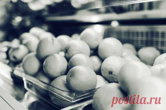 Сколько калорий содержат мандарины? Пищевая ценность и свойства мандаринов Мандарины содержат ок. 45 ккал на 100 г, а один очищенный мандарин содержит ок. 29 ккал. Это цитрусовые, в которых много витамина С, калия и провитамина А. Свойства мандаринов делают его хорошим фруктом для снижения веса, хотя у некоторых людей может быть аллергия на них. Узнайте о питательной ценности мандаринов.