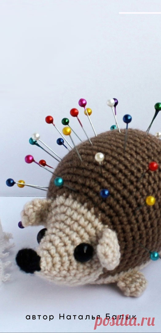PDF Игольница Ёжик крючком. FREE crochet pattern; Аmigurumi animal patterns. Амигуруми схемы и описания на русском. Вязаные игрушки и поделки своими руками #amimore - маленький ёжик, игольница в виде ежа, ёж, ежик.