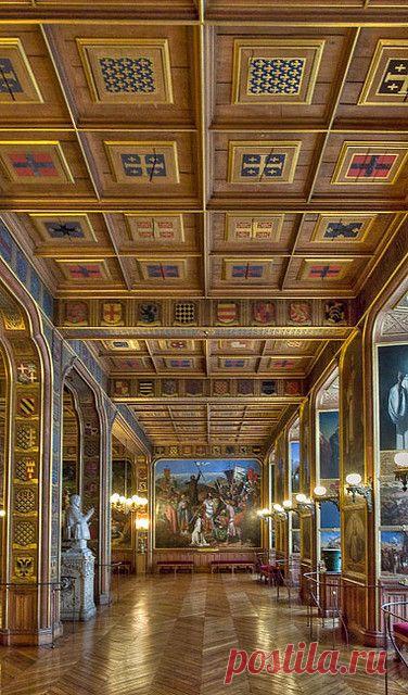 Пользователь Elis Tutu сохранил этот пин на доску «Paris ~ Versailles»  
Room of Crusades, Le château de Versailles   |   Pinterest