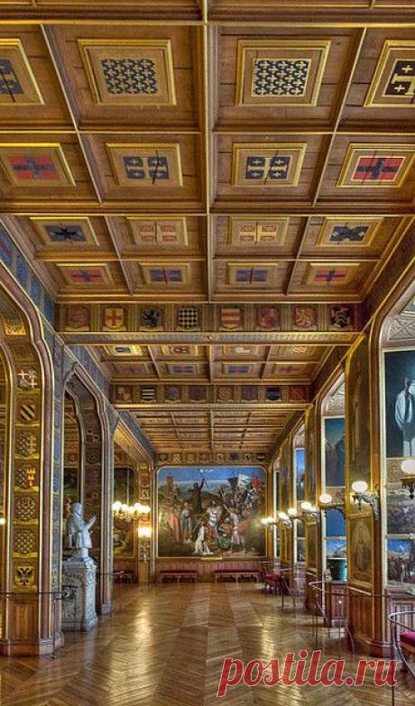 Пользователь Elis Tutu сохранил этот пин на доску «Paris ~ Versailles»  
Room of Crusades, Le château de Versailles   |   Pinterest