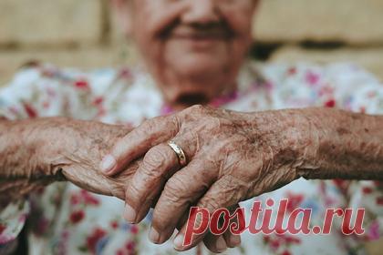 101-летняя женщина назвала причину своего долголетия. В Великобритании 101-летняя женщина отметила день рождения и назвала причины своего долголетия. Кэт Роудс из города Чаттерис, графство Кембриджшир, приехали поздравить сын, дочь и внук, а шеф-повар пансионата приготовил для нее специальный торт в морском стиле. Во время празднования она раскрыла секреты долголетия.