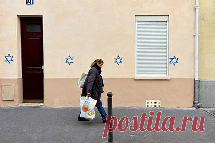 На десятках домов Парижа появились звезды Давида. Франция нашла в этом «российский след», Москва крайне возмущена. Посол РФ во Франции Алексей Мешков назвал возмутительными обвинения МИД страны во «вмешательстве России» по инциденту со звездами Давида, которые появились на десятках домов в Париже. Он подчеркнул, что Москва ждет «досконального расследования», и напомнил, что появившиеся фигуранты дела — не российского происхождения.