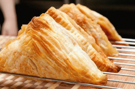 Быстрое слоёное тесто за 15 минут 
Нам понадобится 
мука (просеять) - 550-600 г
вода (ледяная) - 300 мл.
масло сливочное или маргарин - 200 г
яйцо - 1 шт.
уксус (9%) - 1 ч.л.
соль - 1/2 ч.л.
выход слоёного теста примерно - 1,200 кг.
Приготовление :
1. Приготовление. Муку предварительно нужно просеять. В отдельную посуду влить ледяную воду, добавить уксус, соль, яйцо и все хорошенько перемешать.
2. Затем соединить жидкую смесь с просеянной мукой и замесить тесто. По консистенции тесто не дол