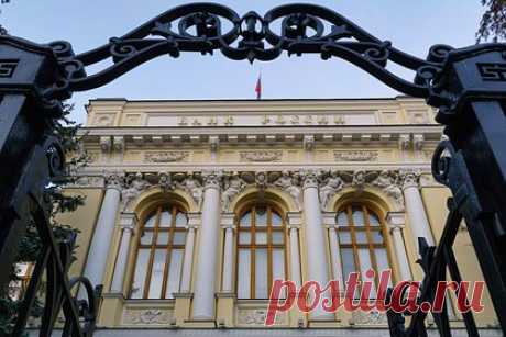 Центробанк описал портрет среднестатистической жертвы банковских мошенников. Центральный банк (ЦБ) России по итогам профильного опроса составил среднестатистический портрет клиента банка, чаще всего становящегося жертвой мошенников. Им оказался мужчина в возрасте от 25 до 44 лет. Другими чертами такого клиента стали проживание в городе, средний доход и среднее образование.