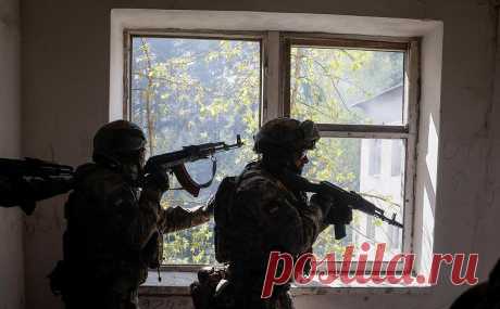 Песков отказался комментировать сообщения о контрнаступлении Украины. Сообщения о начавшемся контрнаступлении Украины и «прорыве обороны» российских сил касаются хода военной операции, эти вопросы являются прерогативой Минобороны, заявил пресс-секретарь президента Дмитрий Песков.