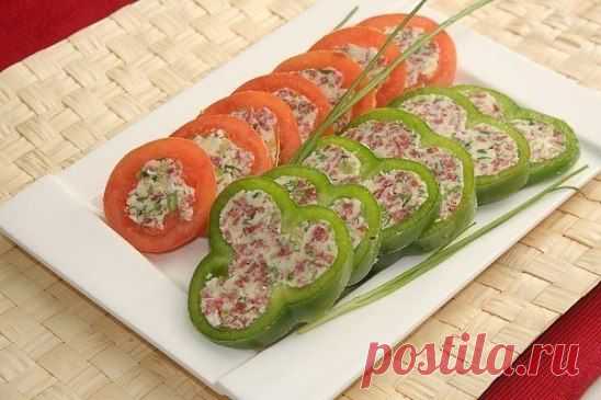 ФАРШИРОВАННЫЕ ОВОЩИ
Ингредиенты:
-Лук зеленый 20 г
-Колбаса сырокопченая 400 г
-Сливочное масло 150 г
-Сыр твердых сортов 150 г
-Перец сладкий зеленый 2 шт.
-Помидоры красные 150 г
Приготовление:
Вымыть, обсушить и мелко порезать лук. Колбасу нарезать маленькими кубиками и смешать всё со сливочным маслом.
Натереть сыр на мелкой тёрке и смешать с получившимся фаршем.
Срезать у овощей верхушки и удалить сердцевину. Плотно наполнить начинкой и поставить в холодильник на 3−4 часа.