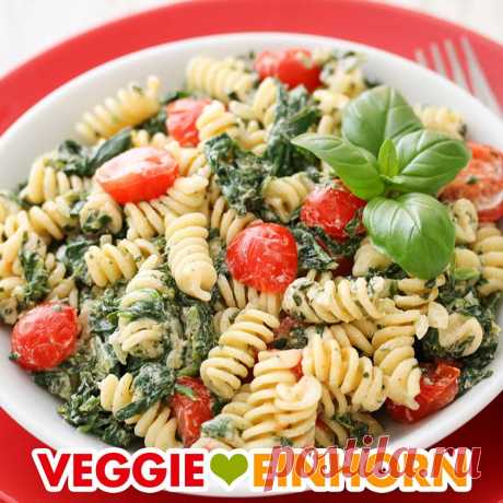 Nudeln mit Spinat, veganem Frischkäse und Tomaten