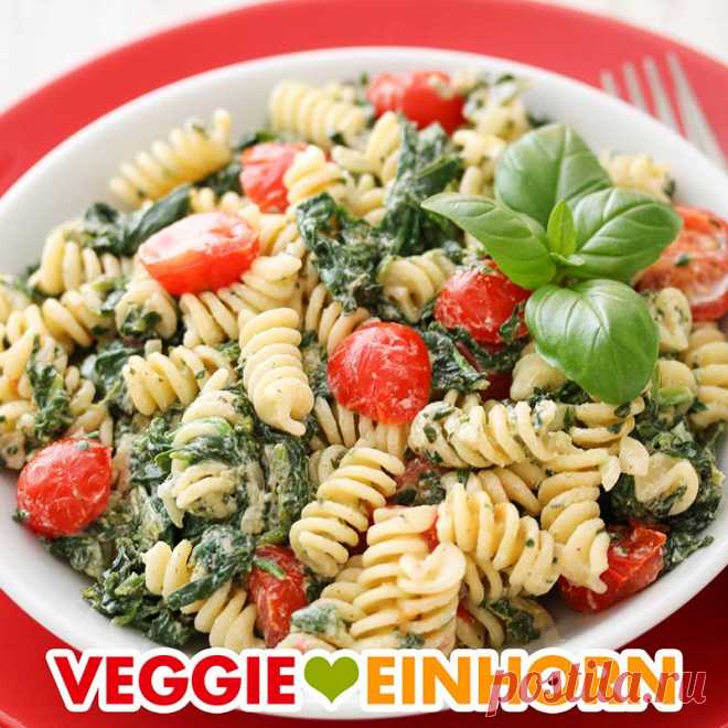 Nudeln mit Spinat, veganem Frischkäse und Tomaten