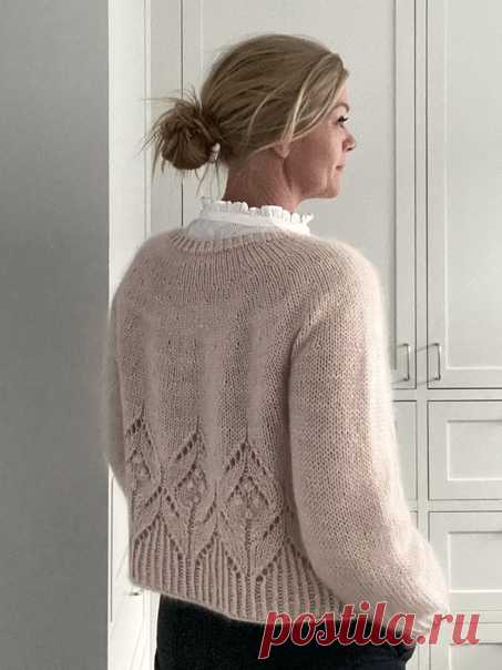 Новый перевод
Magnolia Chunky кардиган
Кардиган вяжется спицами поворотными рядами сверху вниз без швов с формированием коротких рядов на кокетке. Нижнюю часть кардигана и манжеты рукавов украшает красивый ажурный узор с шишечками.
Размеры: S (M) L (XL) 2XL (3XL).