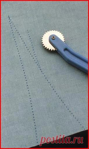 Как решать проблемы, возникающие во время работы

Во время работы ничто так не раздражает, как неожиданно посаженное пятно или след от утюга. Это может случиться при самой аккуратной работе. Некоторые проблемы такого рода можно быстро решить. Однако, прежде чем применять тот или иной способ устранения неполадки, проверьте его на кусочке такой же ткани или на незаметной части изделия, например на подгибке.

Удаление следов от копирки. Обработайте это место средством для сух...