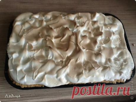 Торт &quot;Королевские слезки&quot; 
=Для этого шедевра нам понадобится:
200 гр. маргарина.
2 стакана муки
3/4 стакана сахара
1 ч.л. соды, гашёной уксусом
3 желтка.
 
Начинка 1:
4 крупных банана
 
=Начинка 2:
200 грамм творога
3/4 стакана сахара
2 ст. ложки сметаны
Желток
 
=Безе:
белки, стакан сахара.