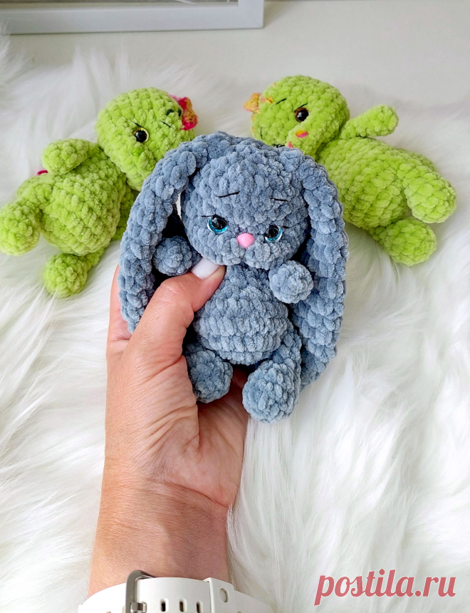 PDF Мини Дракоша с Зайкой крючком. FREE crochet pattern; Аmigurumi toy patterns. Амигуруми схемы и описания на русском. Вязаные игрушки и поделки своими руками #amimore - плюшевый дракон с зайцем, маленький дракончик и зайка из плюшевой пряжи, динозавр, динозаврик.