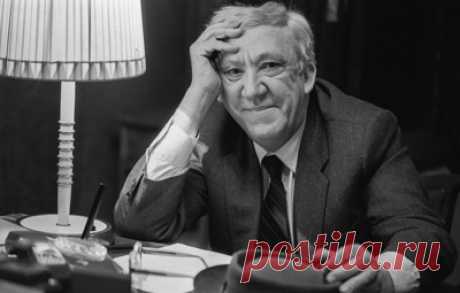 &quot;Его любили больше всех&quot;. Максим Никулин — о своем отце. 18 декабря 100 лет назад родился советский актер и артист цирка Юрий Никулин, любимец публики и зрителей, запомнившийся ролями в фильмах &quot;Бриллиантовая рука&quot;, &quot;Андрей Рублев&quot;, ролью Балбеса в многочисленных работах Леонида Гайдая. В день юбилея артиста его сын Максим Никулин, генеральный директор цирка на Цветном бульваре, вспоминает о детстве, анекдотах и дружбе своего отца