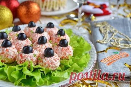 Салат-закуска "Ёлочные шарики"
Ингредиенты:
Листовая зелень (салат) — 4-5 Штук
Твердый сыр — 100 Грамм
Крабовые палочки — 200 Грамм
Яйцо куриное — 2 Штуки
Майонез — 100 Грамм
Оливки черные или зеленые — 50 Грамм (без косточек)
Соль, перец черный молотый — По вкусу
Количество порций: 4
Как приготовить "Салат-закуска "Ёлочные шарики""
1. Итак, подготовьте продукты. Отварите яйца, остудите и очистите от скорлупы. Крабовые палочки освободите от целлофановых пакетиков. Оливки отцедите от жидкости.