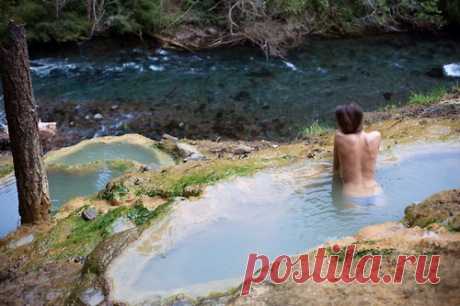Umpqua Hot Springs - SoakOregon.com Clothing optional natural hot pools nestled in a mineral deposit above the North Umpqua River.