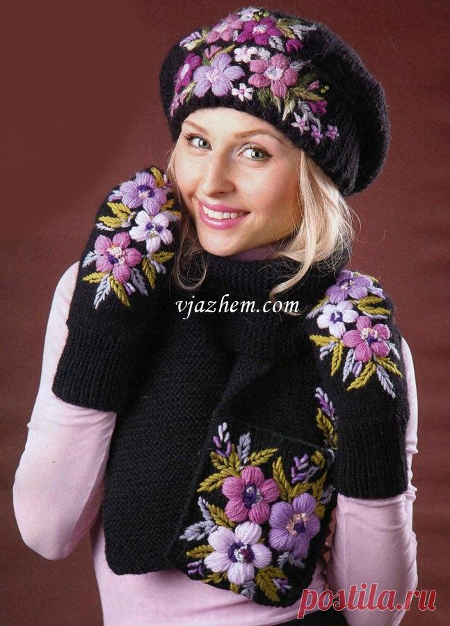 Комплект (берет, шарф с карманом и варежки) вязаный спицами и украшенный вышивкой гладью и в технике рококо.