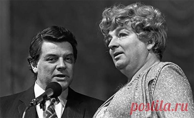 Я глубоко пьющий и активно матерящийся русский интеллигент с еврейским паспортом О себе и о смысле «Я испортил жизнь только одной женщине!»
Все, что меня сегодня окружает, – все другое. Москва уже не моя. Дворы не мои. Лица чужие. Правда, на Арбат, в районе Щукинского училища, еще…