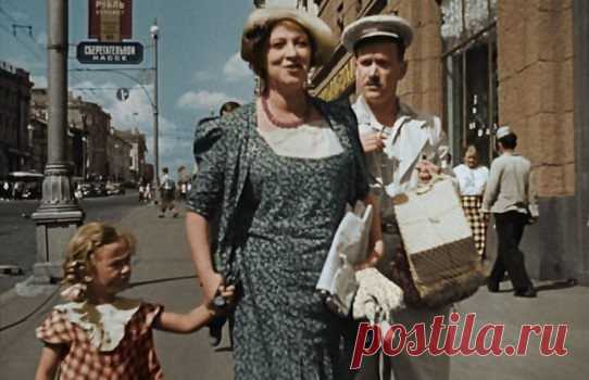 С выхода фильма «Подкидыш» в 1939 г. её допекали фразой «Муля, не нервируй меня!» Эту фразу, которую она сама же экспромтом и придумала на съёмках, Раневская в итоге возненавидела. Как и фильм, принёсший ей всенародную популярность. Даже Брежнев, в 70-х гг. вручая ей орден Ленина, прошамкал эту злосчастную «Мулю». «Я не Муля, я Фуфа!» - обычно парировала актриса. Фуфой, Фуфочкой звали её самые близкие - так её прозвал когда-то внук подруги за вечное пыханье папиросой «Бело...