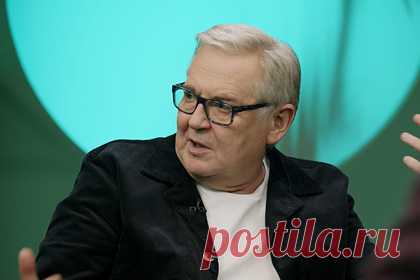 Стоянов рассказал о поцелуях с Олейниковым на съемках «Городка». Актер Юрий Стоянов высказался о поцелуях с Ильей Олейниковым на съемках культового шоу «Городок». Народный артист России заявил, что они с коллегой никогда не целовались по-настоящему в ходе создания программы. Стоянов также раскрыл свое отношение к переодеванию в женщину на съемках «Городка».