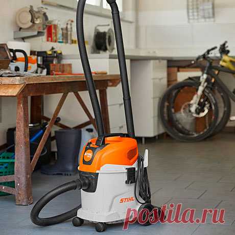 Строительный пылесос Stihl — надежная германская техника, предназначенная для быстрой и качественной сухой и влажной уборки. Приобрести фирменное оборудование с официальными гарантиями производителя можно в магазине «Мастер Экспресс». Оперативная доставка заказов осуществляется по Москве и МО.
Технические особенности.
Независимо от конкретных характеристик, пылесос для влажной уборки Stihl может собирать как сухой, так и мокрый мусор, всасывать жидкости.