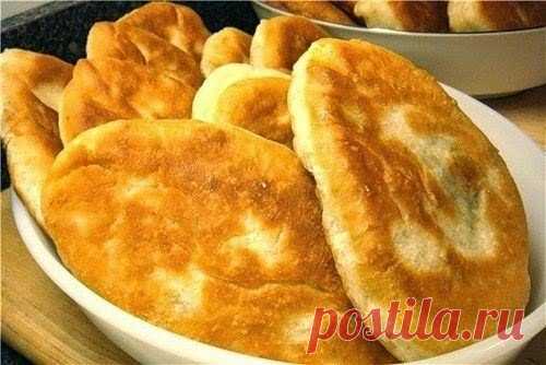 Очень вкусные пирожки, мягкие, готовятся легко, быстро и из самых простых продуктов

Ингредиенты:

0.5 л кипяченной воды, охлажденной до 40 градусов
15 г сухих дрожжей
3-4 стакана муки
0.5 стакана растительного масла и 300 г для жарки
1 столовая ложка сахара
Соль по вкусу

Начинка любая.

Приготовление:

1. Дрожжи развести в тёплой воде с сахаром, подождать пока они возьмутся 