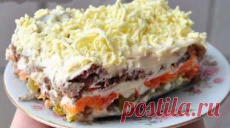 Слоенный салат с печенью и маринованными огурцами - interesno.win